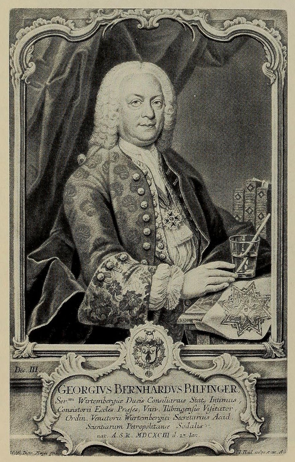 Stichporträt von Georg Bernhard Bilfinger (1693–1750), einem deutschen Mathematiker, Naturwissenschaftler und Staatsmann des 18. Jahrhunderts. Er trägt eine aufwendig verzierte barocke Kleidung mit Orden und Spitzenmanschetten. In seiner rechten Hand hält er ein Glas, seine linke liegt auf einem Stapel Bücher. Unterhalb des Porträts befindet sich eine Inschrift mit seinem vollständigen Namen und Titeln in lateinischer Sprache. Der Hintergrund zeigt schwere Vorhänge und ein architektonisches Dekor im Stil der Zeit.