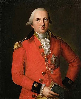 Porträt eines Mannes aus dem 18. Jahrhundert mit hellem Haar, das zu kleinen Locken an den Seiten frisiert ist. Er trägt eine rote Militäruniform mit goldenen Epauletten und schwarzen Ärmelaufschlägen sowie goldenen Knöpfen. Auf der linken Brust sind mehrere Orden angebracht. In der rechten Hand hält er ein Buch, die linke Hand ruht auf der Hüfte. Der Hintergrund ist dunkel.