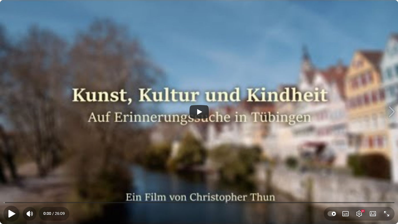 Verschwommene Ansicht der Neckarfront in Tübingen rechts und der Platanenallee links, im Vordergrund der Schritzug "Kunst, Kultur und Kindheit", darunter kleiner "Auf Erinnerungssuche in Tübingen" und darunter noch kleiner "Ein Film von Christopher Thun". Der untere Bildschirmrand hat die Symbolleiste des Videoabspieler von YouTube