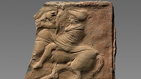 © Foto Thomas Zachmann Tonrelief aus Troja, welches einen Reiterhelden zeigt
