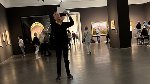 Zu sehen ist der Direktor des Museums Ernst Seidl beim fotografieren