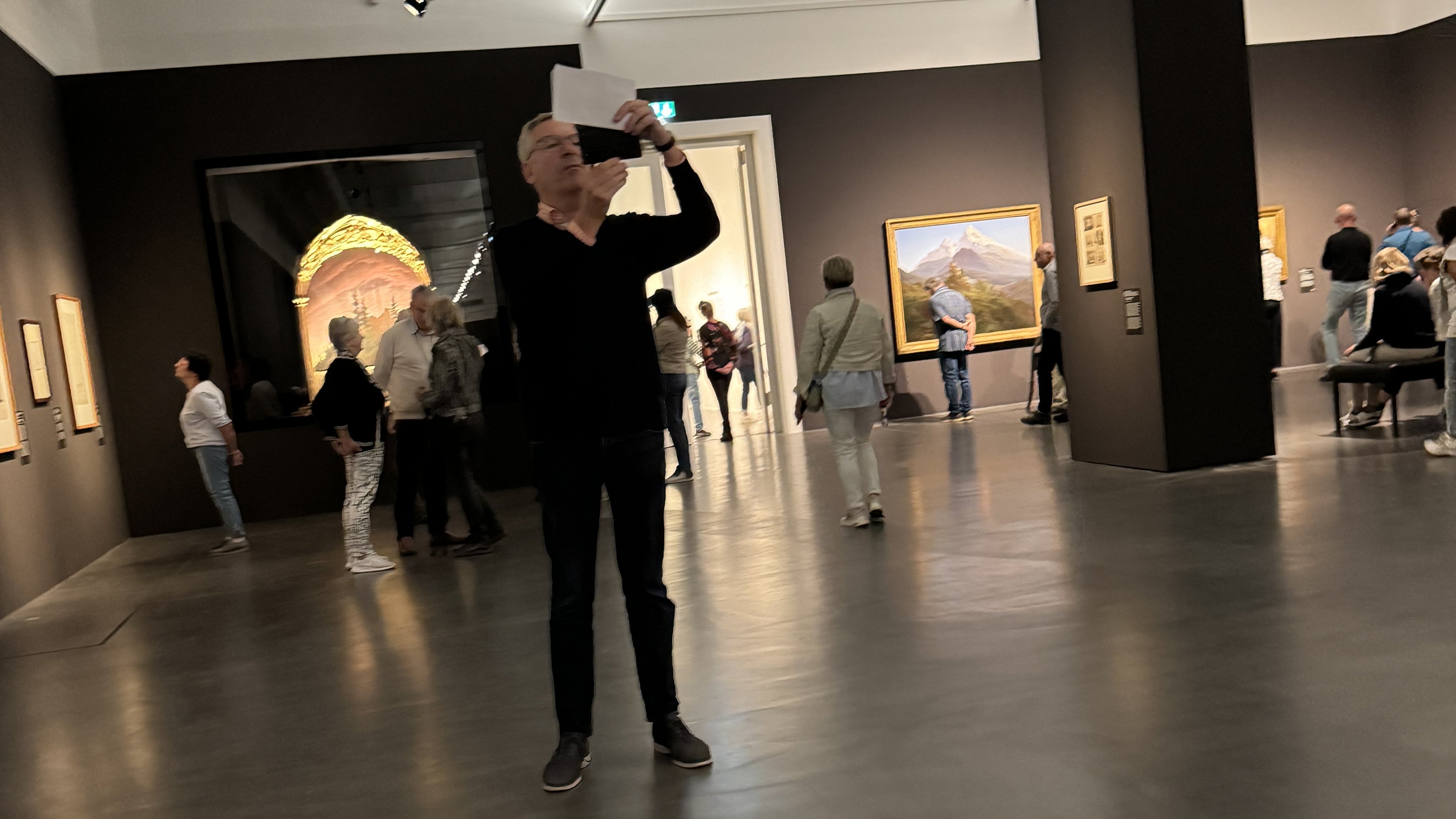 Zu sehen ist der Direktor des Museums Ernst Seidl beim fotografieren
