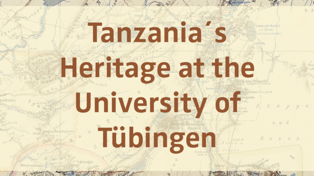 Brauner Text "Tanzania's Heritage at the University of Tübingen" (Tansanias Erbe an der Universität Tübingen) vor einem semitransparanten Banner, das über einer sepia-getönten historischen Karte von Ost-Afrika liegt