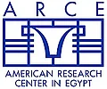 Blaues Logo des American Research Center in Egypt auf weißem Grund, mit dem Akronym oben, darunter der stilisierten Darstellung eines Gefäßes und unten dem vollen Schriftzug