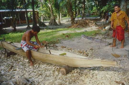 Das Auslegerboot in der ethnologischen Sammlung mit Dr. Volker Harms © Susanne Eberspächer