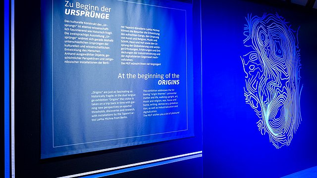Beginn der Ausstellung mit der TapeArt-Installation 'Laetoli Lines' von LaMia Michna