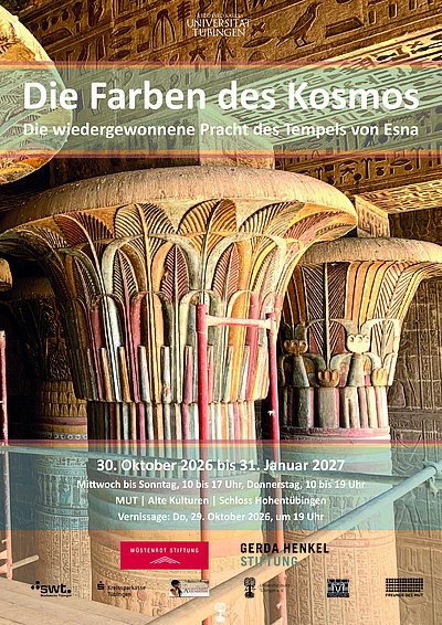 Ausstellungsplakat von "Die Farben des Kosmos. Die wiedergewonnene Pracht des Tempels von Esna" mit Titel und Untertitel vor einer Aufnahme der restaurierten, farbig gefassten Säulen