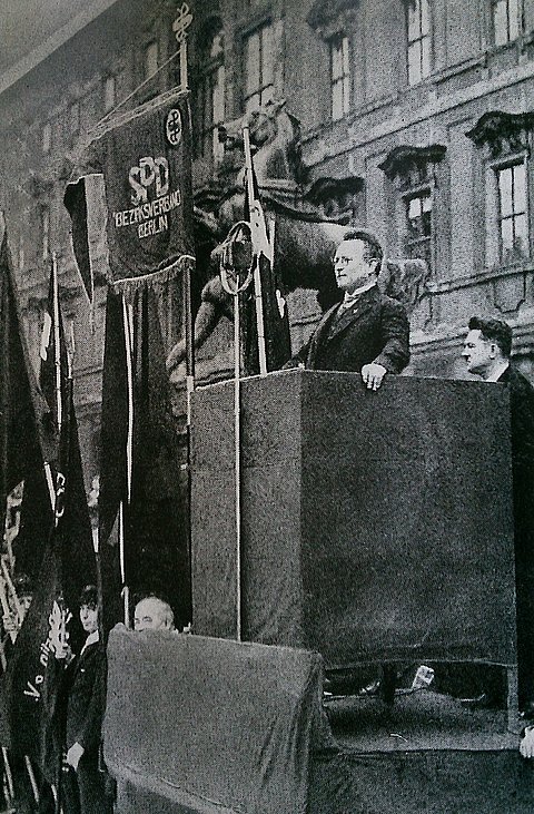 loebe_vor_berliner_schloss.jpg Foto in schwarz-weiß: Paul Löbe steht auf einem Rednerpodest vor dem Berliner Schloss im Oktober 1930; neben ihm ein Banner der SPD.