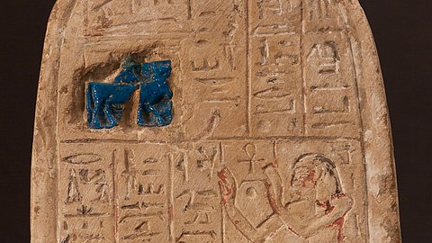 © Ägyptische Sammlung der Universität Tübingen, Museum Schloss Hohentübingen | F. Albrecht Zu sehen ist eine Stele aus Kalkstein mit Inschriften
