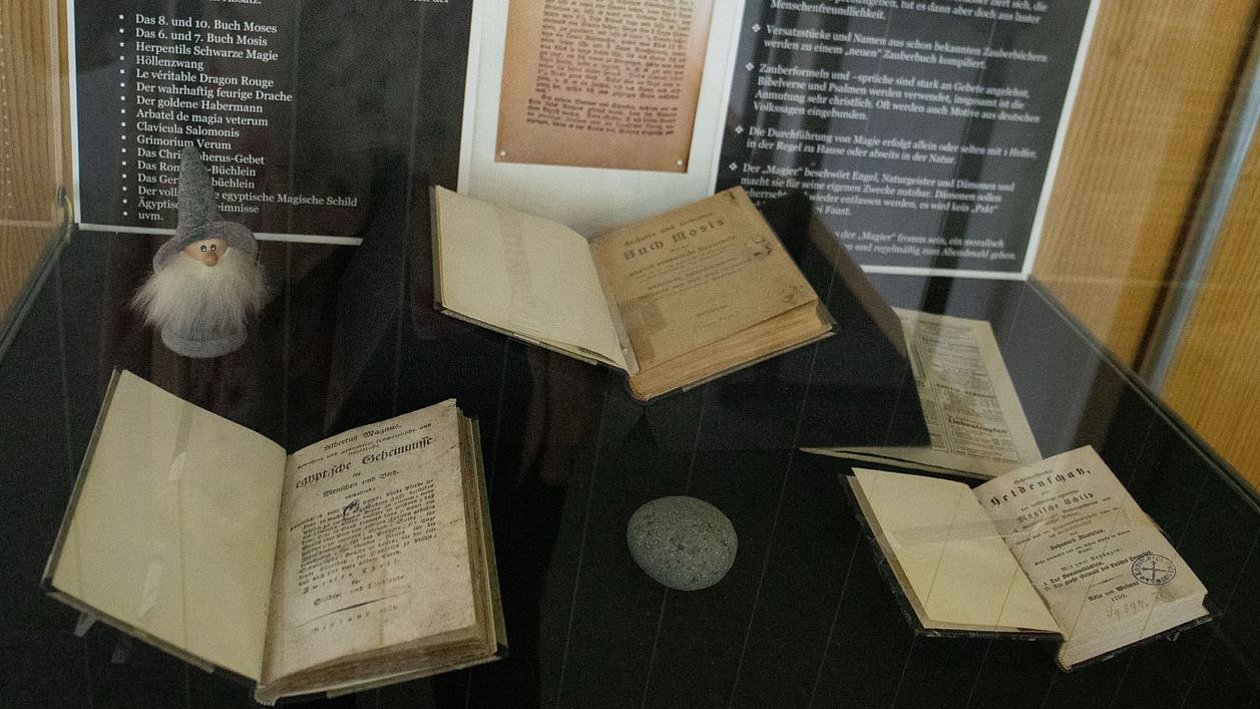 © N. Schanz / Universitätsbibliothek Tübingen Zu sehen ist eine Auswahl an Grimoires im Schaufenster