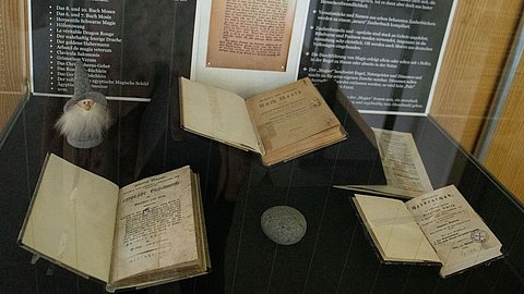 © N. Schanz / Universitätsbibliothek Tübingen Zu sehen ist eine Auswahl an Grimoires im Schaufenster