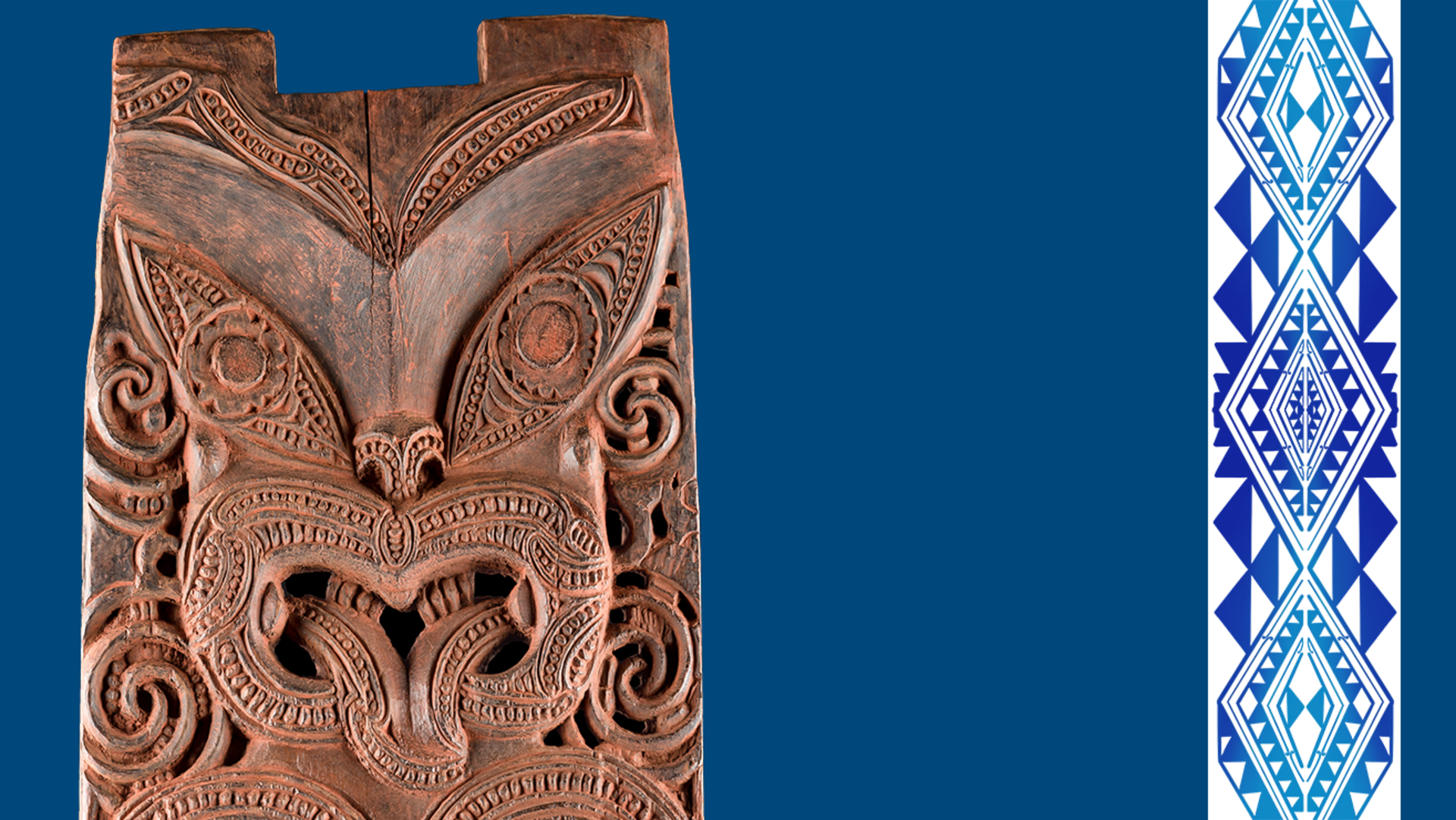 Geschnitztes Holzpaneel (pou) mit der Darstellung einer Ahnin der Te Aitanga-a-Hauiti vor dunkelblauem Hintergrund; rechts ein schmaler Streifen mit einem vor allem aus dreieckigen Formen zusammengesetzten, abstrakten, blauen Design vor weißem Hintergrund