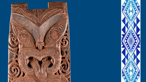 Geschnitztes Holzpaneel (pou) mit der Darstellung einer Ahnin der Te Aitanga-a-Hauiti vor dunkelblauem Hintergrund; rechts ein schmaler Streifen mit einem vor allem aus dreieckigen Formen zusammengesetzten, abstrakten, blauen Design vor weißem Hintergrund