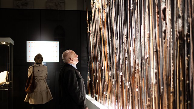 Installation ozeanischer und afrikanischer Speere