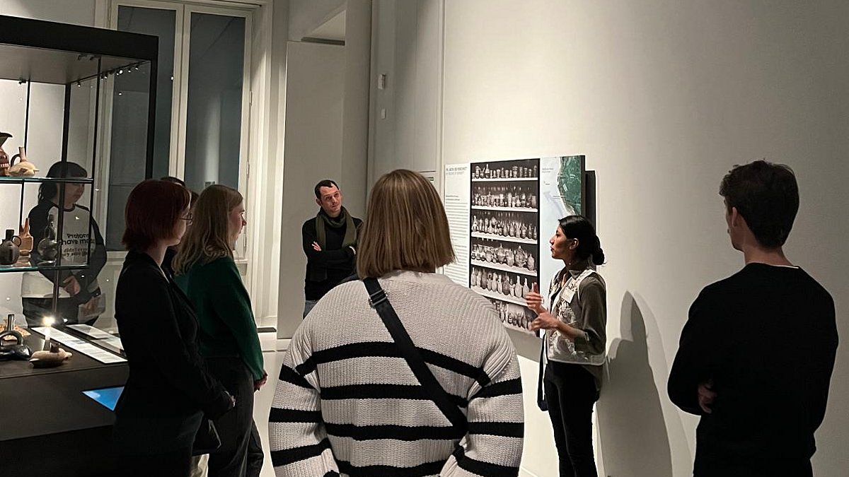 Foto: MUT | Annika Vosseler Exkursionsteilnehmende auf der Führung von Romina Tello Astudille de Beer