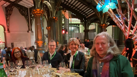 Teilnehmende der Preisverleihung des Divia Award 2025 sitzen an festlich geschmückten Tischen im Grand Palais in Paris