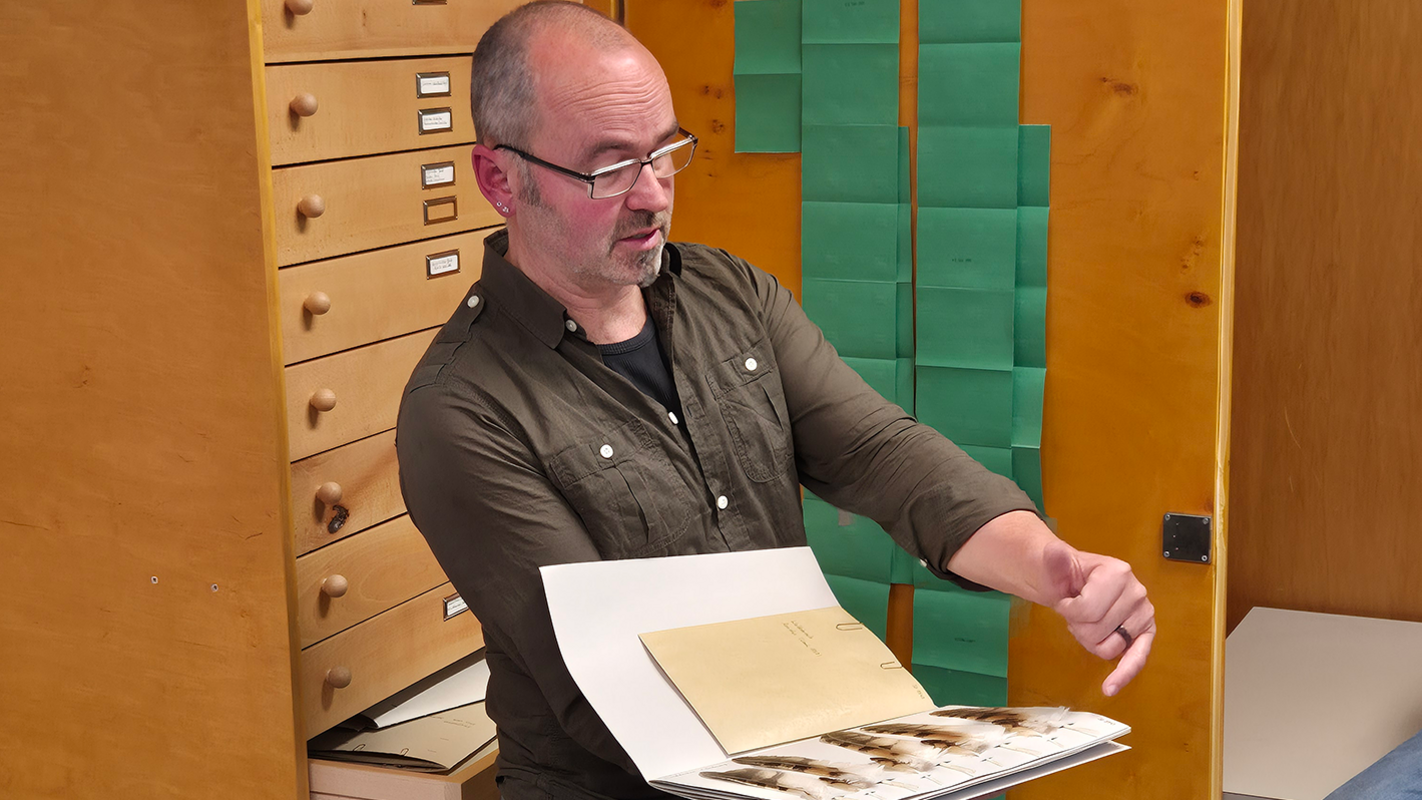 Jürgen Rösinger, Präparator der Zoologischen Sammlung der Universität Tübingen, zeigt den Freunden des MUT die Federsammlung