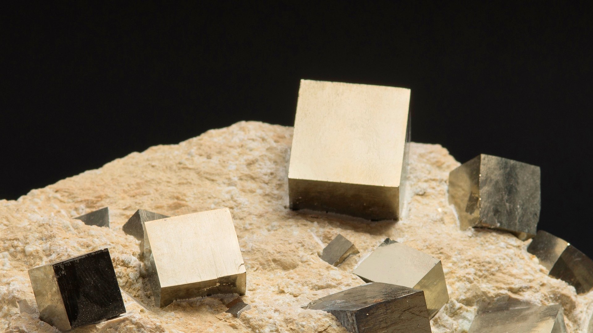 Pyrit, a very recurrent mineral that forms cubes