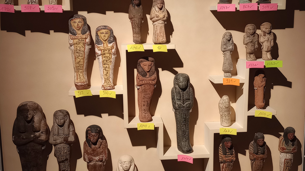 Foto: MUT | Nadja Mozdzen Uschebti in der Vitrine der Ägyptologischen Sammlung im Museum Alte Kulturen; bunte Post-it-Zettel markieren die einzelnen Statuen mit ihren Inventarnummern