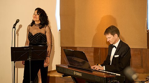 © MUT | Fabian Kurze Zu sehen sind die Sängerin Simi Barazi und Kollege am Piano