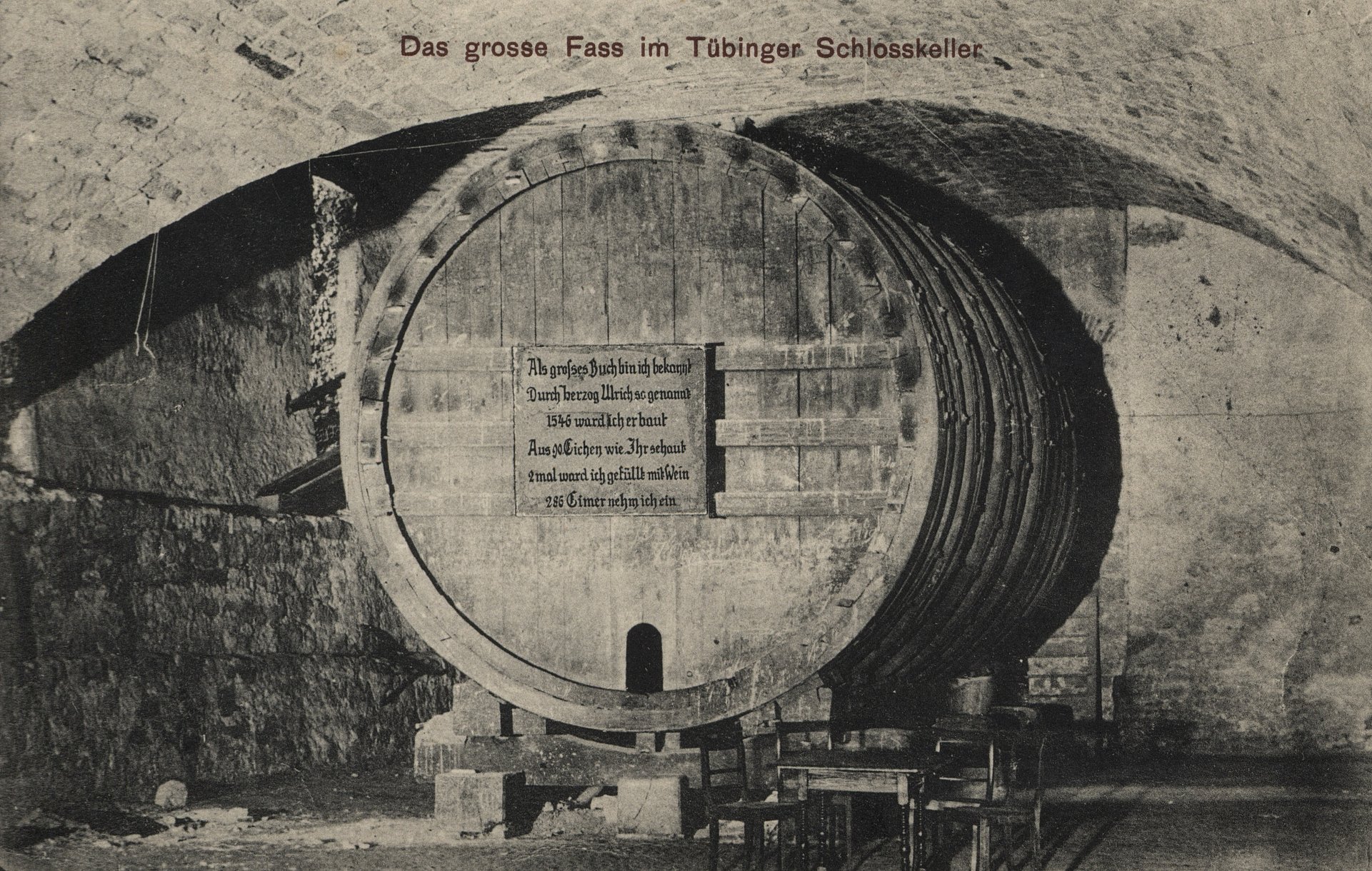 Schwarz-Weiß-Aufnahme des Fasses, frontal, unter der Kellerwölbung