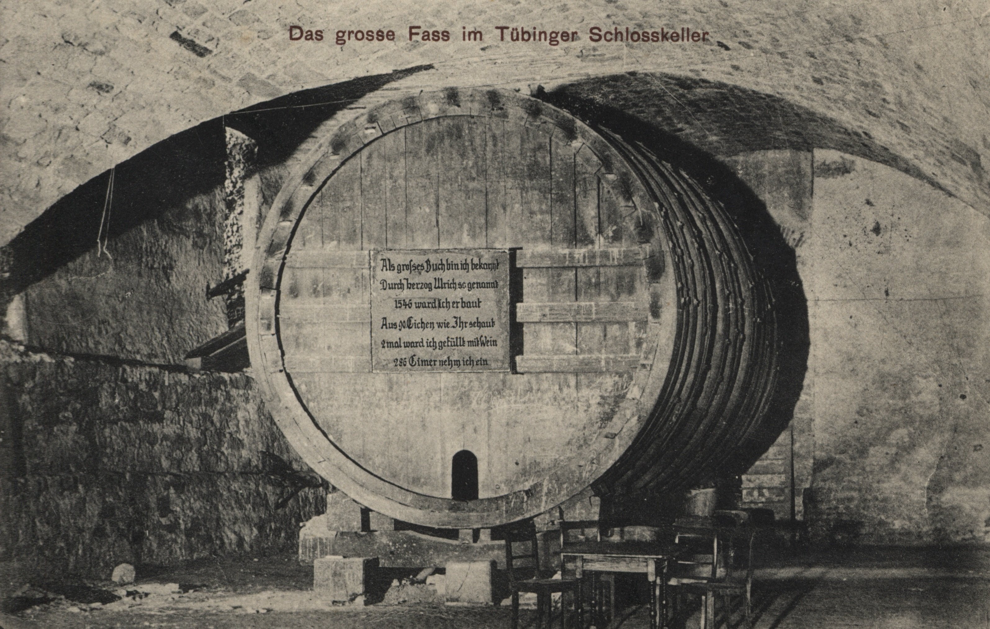 Schwarz-Weiß-Aufnahme des Fasses, frontal, unter der Kellerwölbung