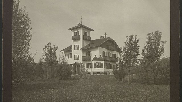 © Universitätsbibliothek Tübingen Auf dem Bild isr das Haus Trauneck in einer schwarz-weiß Abbildung zu sehen. Auf dem Grundstück befinden sich einige Bäume und eine blühende Wiese.