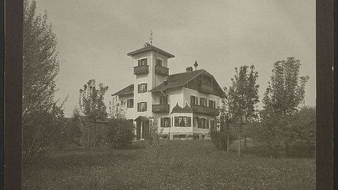 © Universitätsbibliothek Tübingen Auf dem Bild isr das Haus Trauneck in einer schwarz-weiß Abbildung zu sehen. Auf dem Grundstück befinden sich einige Bäume und eine blühende Wiese.
