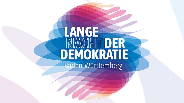 Abstraktes, rot-violett-blaues Muster im Kreis hinter dem Schriftzug "Lange Nacht der Demokratie Baden-Württemberg" in weißer Schrift
