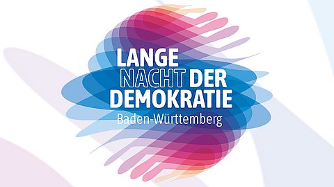 Abstraktes, rot-violett-blaues Muster im Kreis hinter dem Schriftzug "Lange Nacht der Demokratie Baden-Württemberg" in weißer Schrift