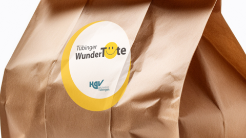 Papiertüte mit einem Aufkleber, auf dem stent: "Tübinger Wundertüte"