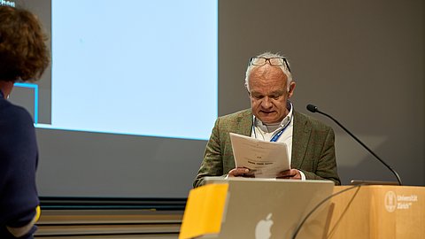 © MUT | Fabian Kurze Edgar Bierende bei seinem Postervortrag mit dem Titel „Die Drei Fragezeichen und die Objekte aus kolonialen Kontexten“