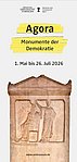 Eine antike Stele vor grauem Hintergrund. In der oberen Hälfte mit Textmarker hinterlegt der Titel "Agora – Monumente der Demokratie"