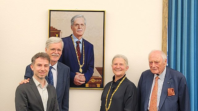 Foto: MUT | Ernst Seidl Vor dem Portrait aufgestellt (vlnr) Massimiliano Pironti, Bernd Engler, Karla Pollmann, Reinhold Würth