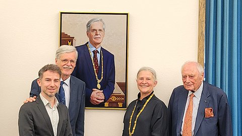 Foto: MUT | Ernst Seidl Vor dem Portrait aufgestellt (vlnr) Massimiliano Pironti, Bernd Engler, Karla Pollmann, Reinhold Würth