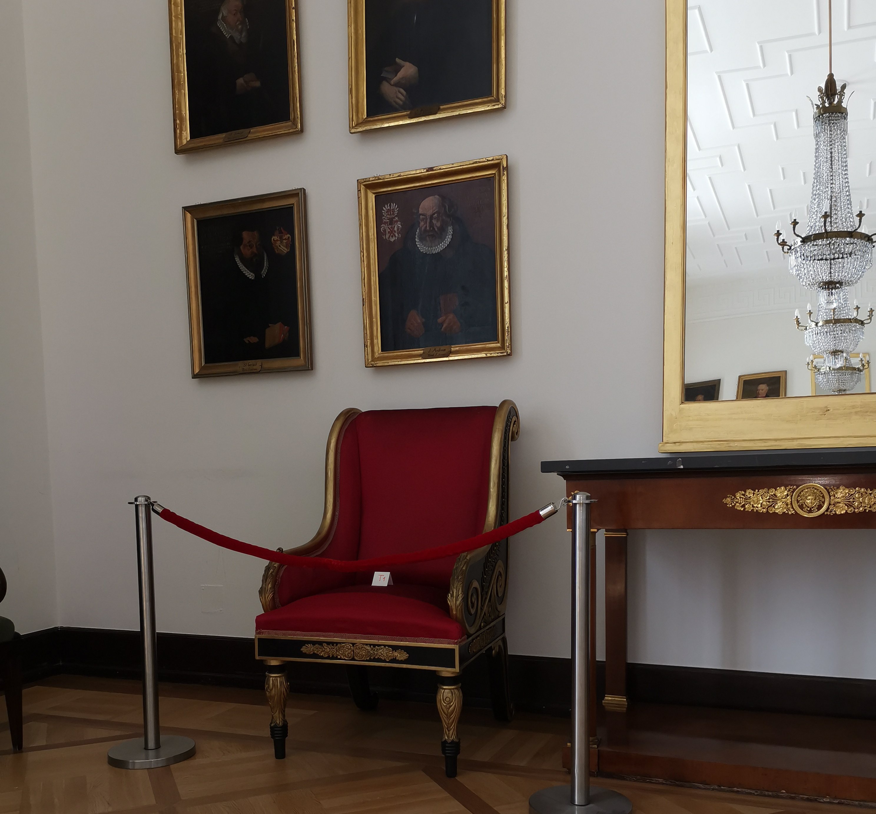 Restaurierter Thronsessel des württembergischen Königspaars (um 1850), der als Repräsentationsmöbelstück gedient hat