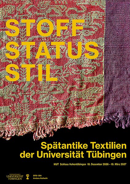 Ausstellungsplakat mit dem Titel "Stoff, Status, Stil" in gelber Schrift vor einem rot-grün gemusterten Textil, darunter der Untertitel "Spätantike Textilien der Universität Tübingen", Ort "MUT Schloss Hohentübingen" und die Laufzeit "10. Dezember 2026 – 10. März 2027" vor schwarzem Hintergrund