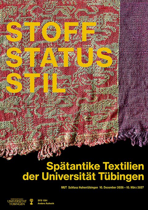 Ausstellungsplakat mit dem Titel "Stoff, Status, Stil" in gelber Schrift vor einem rot-grün gemusterten Textil, darunter der Untertitel "Spätantike Textilien der Universität Tübingen", Ort "MUT Schloss Hohentübingen" und die Laufzeit "10. Dezember 2026 – 10. März 2027" vor schwarzem Hintergrund