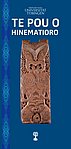 Darstellung des Ahnenschnitzpanels Hinematioros Pou mit dem weißen Titel "Te Pou o Hinematioro" darüber und einem traditionellen, verschlungenen Muster an der linken Kante vor blauem Hintergrund