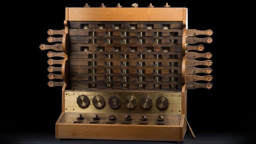 Nachbau von Wilhelm Schickards Rechenmaschine. Standort: Museum der Universität Tübingen. 