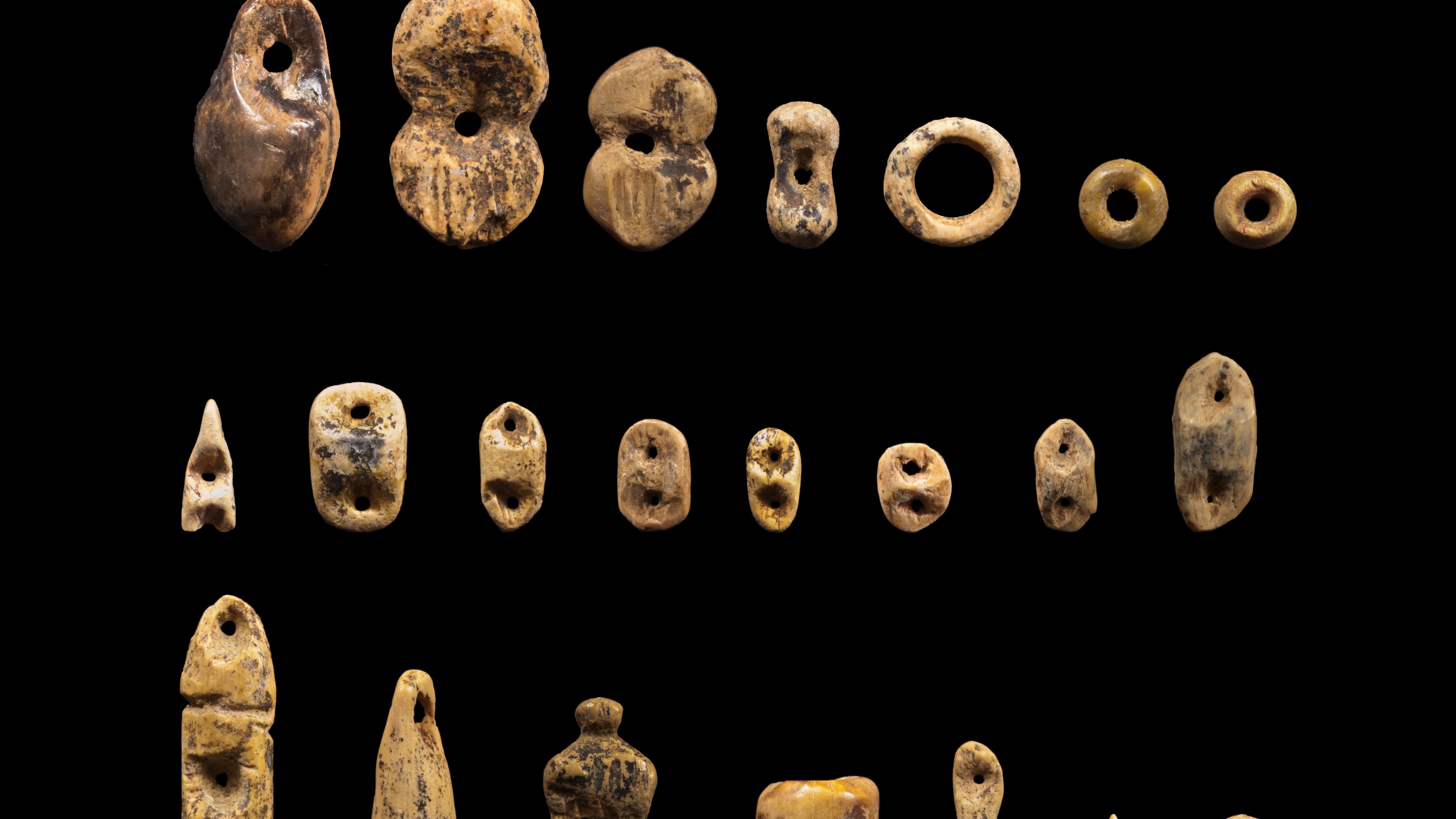 Pierced, elongated pearls as well as small rings out of mammoth ivory