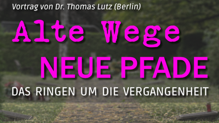 Veranstaltungsplakat für den Vortrag "Alte Wege, neue Pfade. Das Ringen um die Vergangenheit" von Dr. Thomas Lutz (Berlin), am 16. März 2026, um 19 Uhr in der Alten Anatomie in Tübingen sowie hybrid; unten das Logo der Initiative Erinnerungsort Gräberfeld X e.V. sowie "mit dabei" die Stolperstein-Initiative Tübingen, die Gesellschaft Kultur des Friedens und die Geschichtswerkstatt Tübingen e.V.