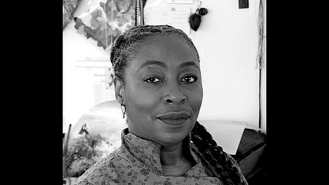 © Wim van Dongen Porträt von Otobong Nkanda im Dreiviertelprofil nach rechts gewandt in Schwarz-Weiß mit unscharfem Hintergrund