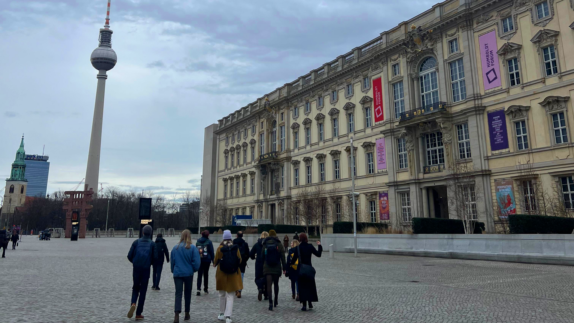 Foto: MUT | Diellëza Hyseni Die Studierendengruppe auf dem Alexanderplatz