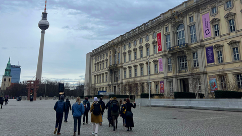 Foto: MUT | Diellëza Hyseni Die Studierendengruppe auf dem Alexanderplatz