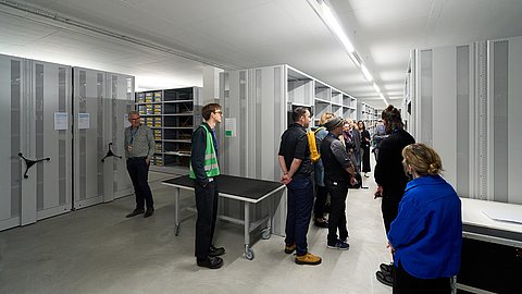 © MUT | Fabian Kurze Zu sehen sind mehrere Tagungsteilnehmerinnen und -teilnehmer im Sammlungszentrum der Universität Zürich