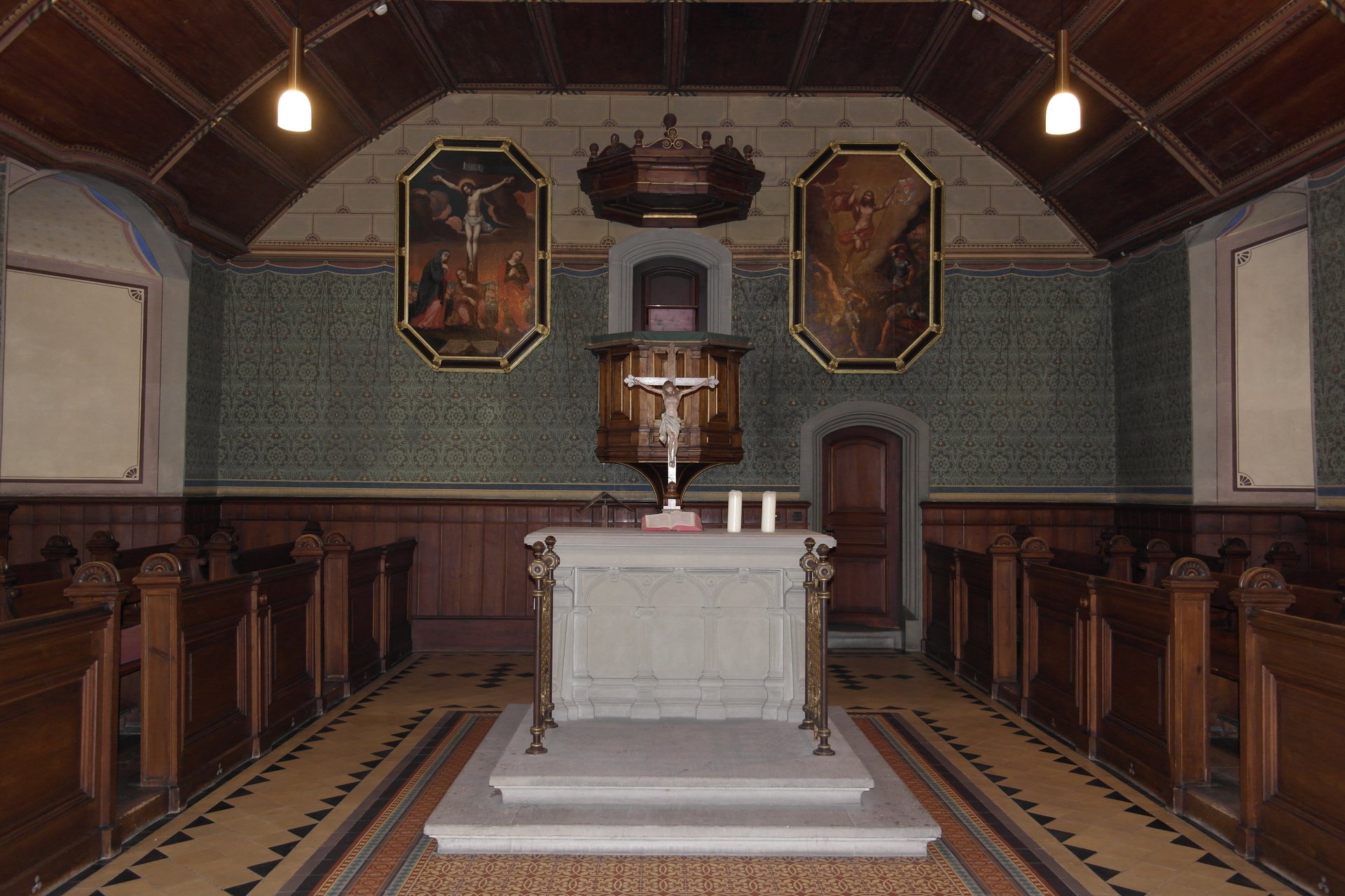 Frontalansicht des Altarbereichs der Schlosskirche mit weißem Altar mit hinaufführenden Stufen, Altargerät und im Hintergrund die Kanzel, flankiert von je einem Gemälde links (Kreuzigung Jesu) und rechts (Himmelfahrt Jesu)