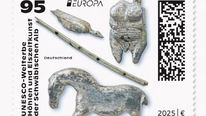 95-Cent-Briefmarke mit Elfenbeinfiguren: mittig die Eiszeitflöte mit dem Wasservogel und der Venus vom Hohle Fels darüber und dem Wildpferdchen darunter vor weißem Hintergrund
