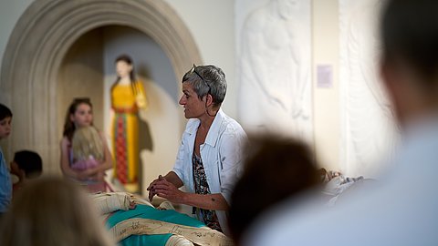 © MUT | Fabian Kurze Dr. Ulrike Fritz wickelt einen unserer Mitarbeiter aus, den sie zuvor in Bandagen eingewickelt hat.