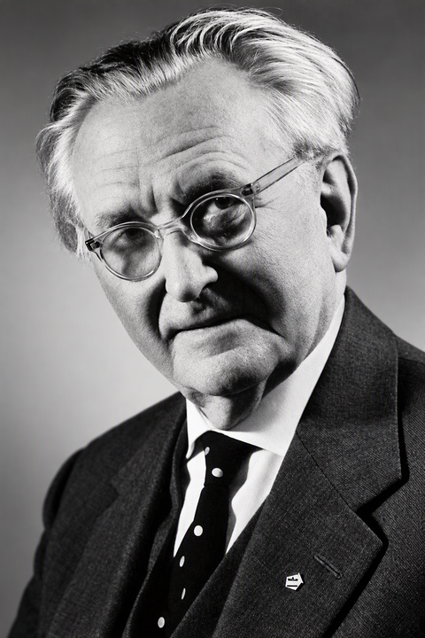 paul_loebe-portraet.jpg Schwrz-weiße Portätaufnahme von Paul Löbe mit mittellangem grauen Haar, markanter, runder Brille und im Anzug mit gepunkteter Krawatte.